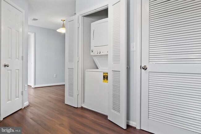 Building Photo - 513 Constellation Square SE