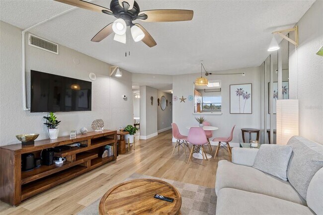 Building Photo - 900 Cove Cay Dr