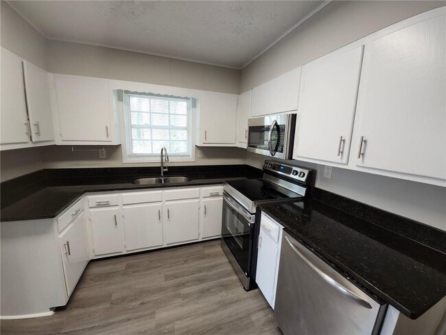 Building Photo - 2879 Port Royal Ln