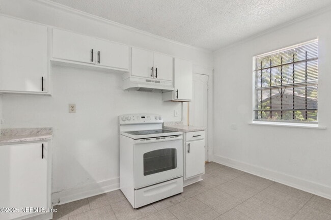 Building Photo - 421 W 18th St