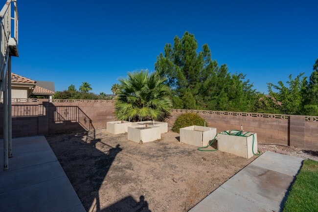 Building Photo - Spacious 6 Bedroom Home with a Balcony!