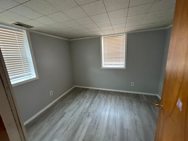 Building Photo - Broadview Dr / Room for Rent