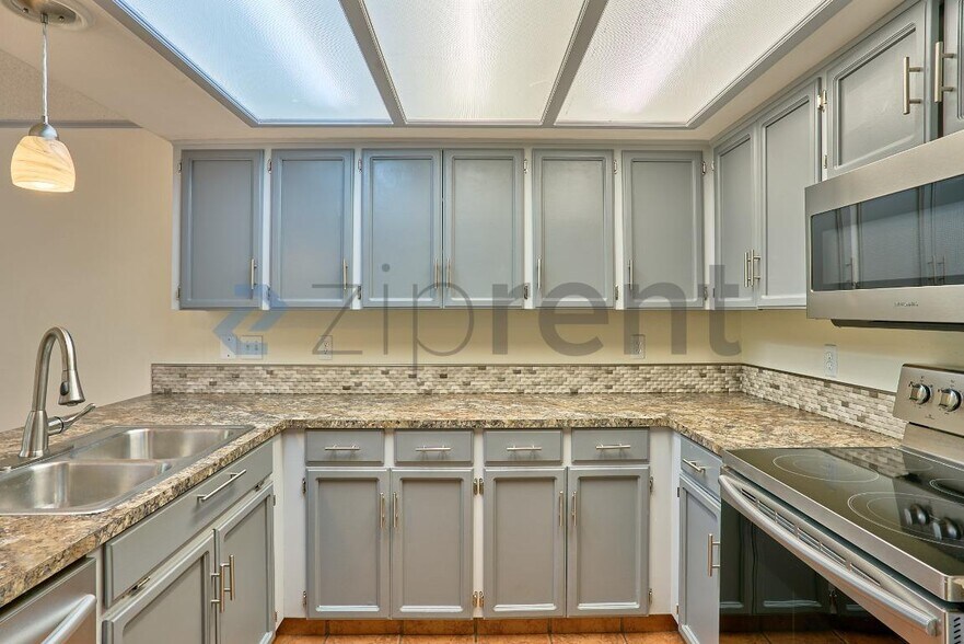 Building Photo - Unit