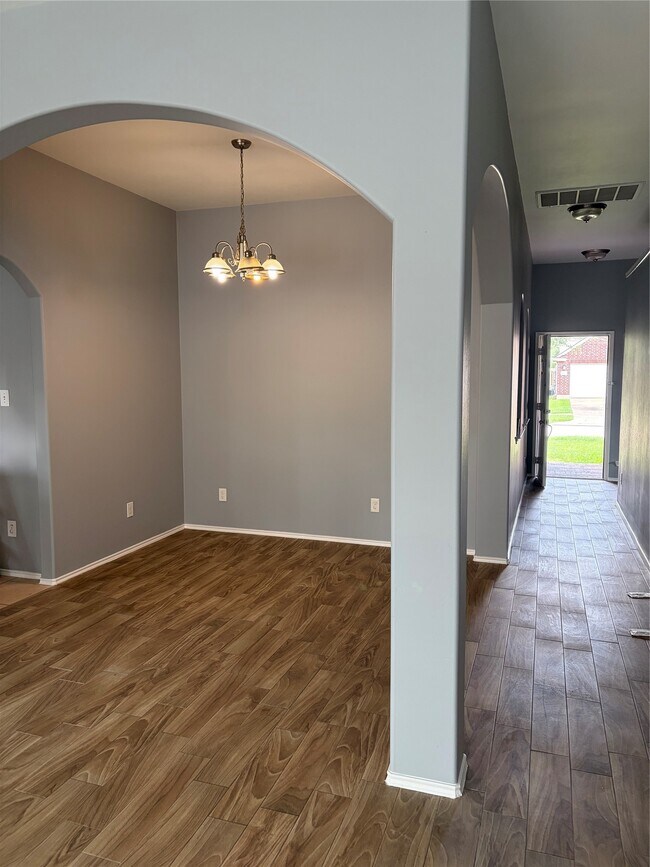 Building Photo - 7214 Crescent Mills Dr