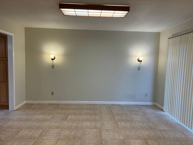 Building Photo - Available now! South Davis Townhome On Ver...