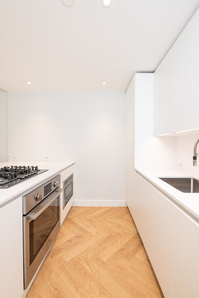 Building Photo - RENOVATED BACK BAY 1 BED WITH A/C & OPEN L...