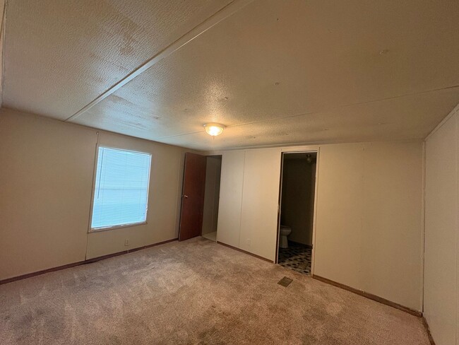 Building Photo - 3 Bed 2 Bath Mobile Home in Yorktowne!