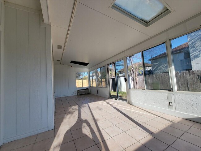 Building Photo - 1001 Acanthus St