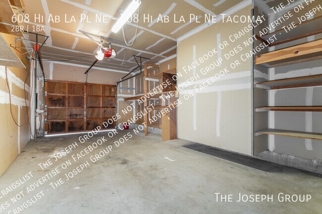 Building Photo - 608 Hi-Ab-La Pl NE