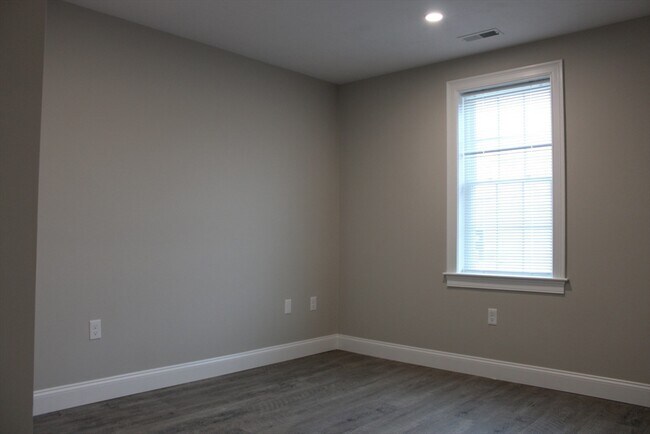 Building Photo - 192 Central St