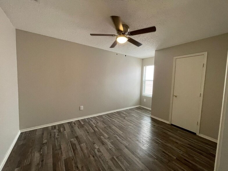 Building Photo - 5013 Waterford Dr