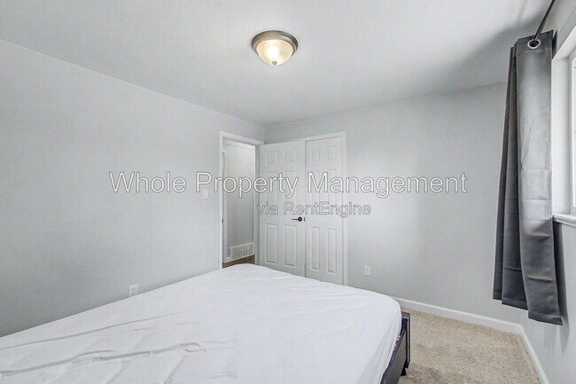 Building Photo - 3404 S Clinton Ct