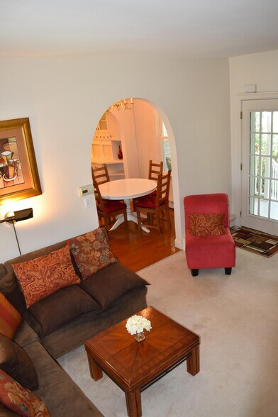 Living room/dining area - 23 Myrtle Ave