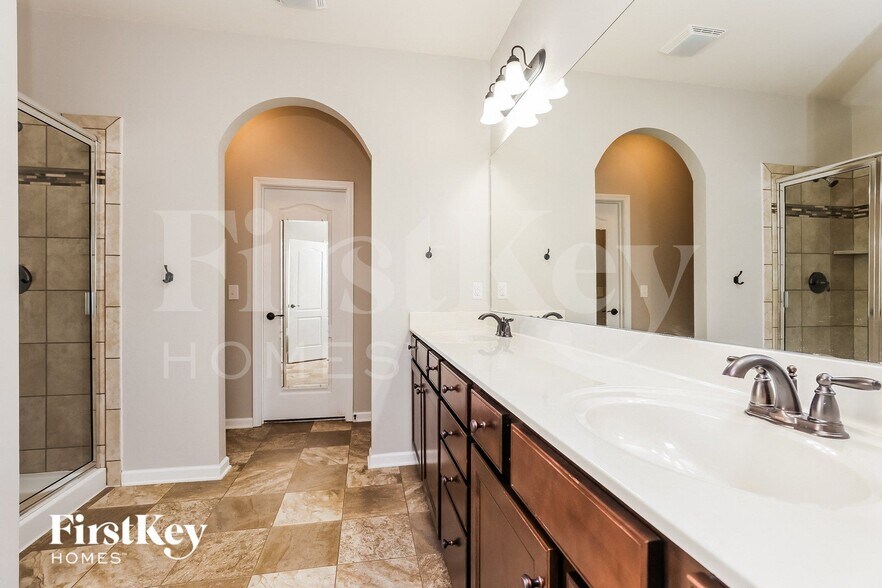 Building Photo - 831 Mesa Verde Pl