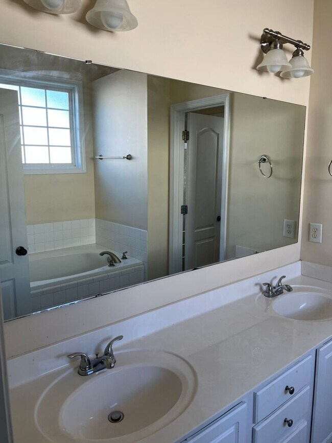 Building Photo - Jack Britt School District! 5br, 2.5 ba