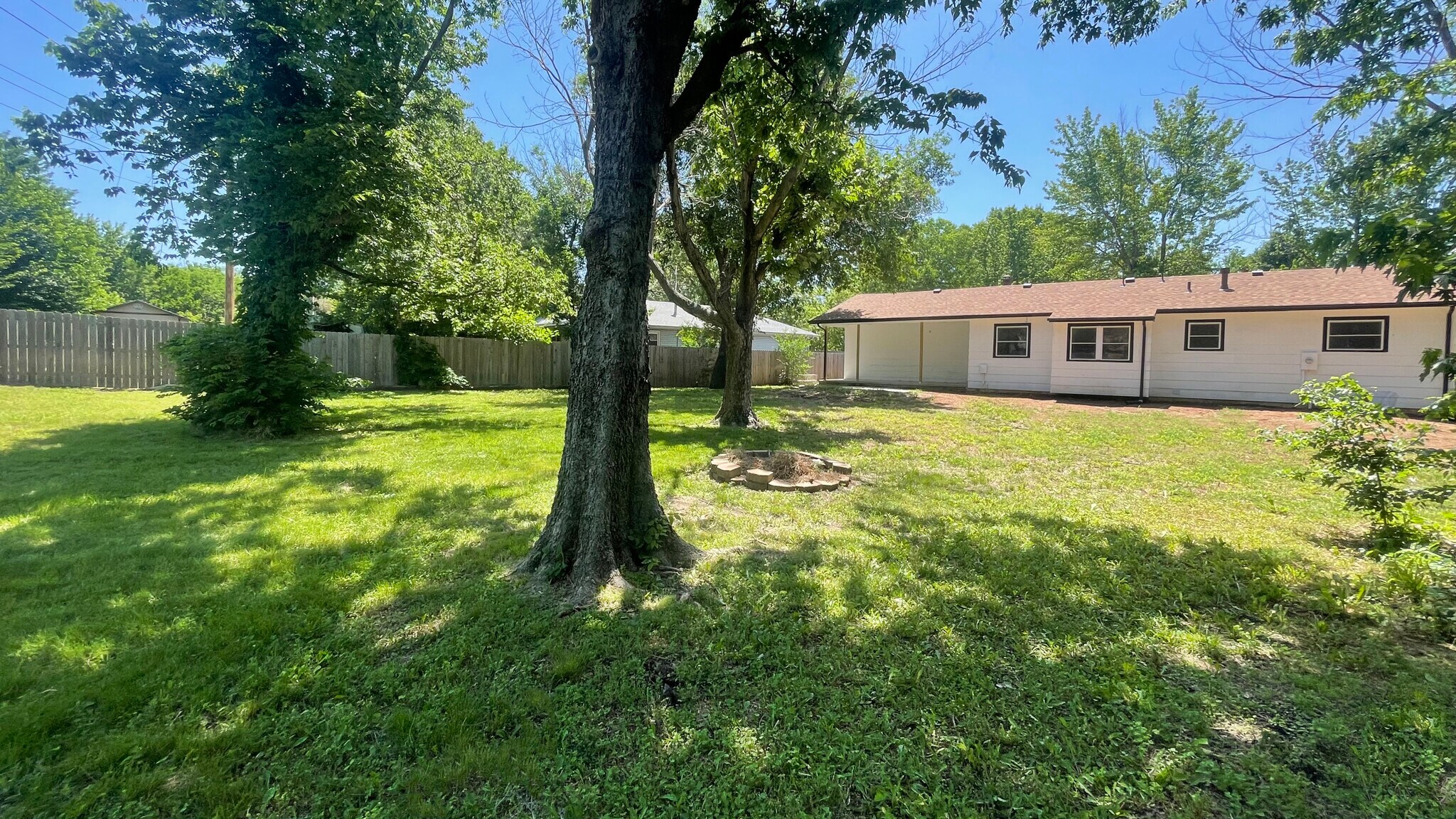 Building Photo - 208 E Valley View St