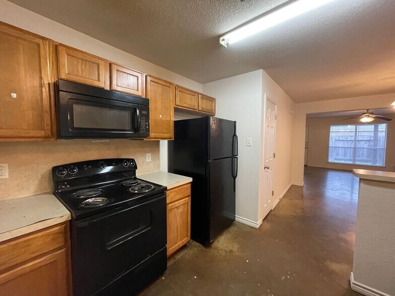 Building Photo - 4006 Cambridge Dr