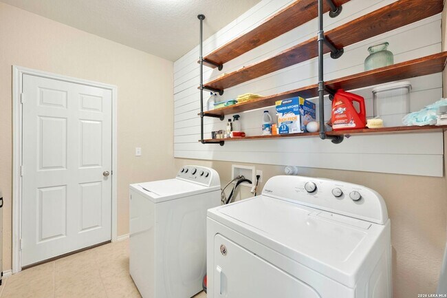 Building Photo - 8722 Buggy Ln