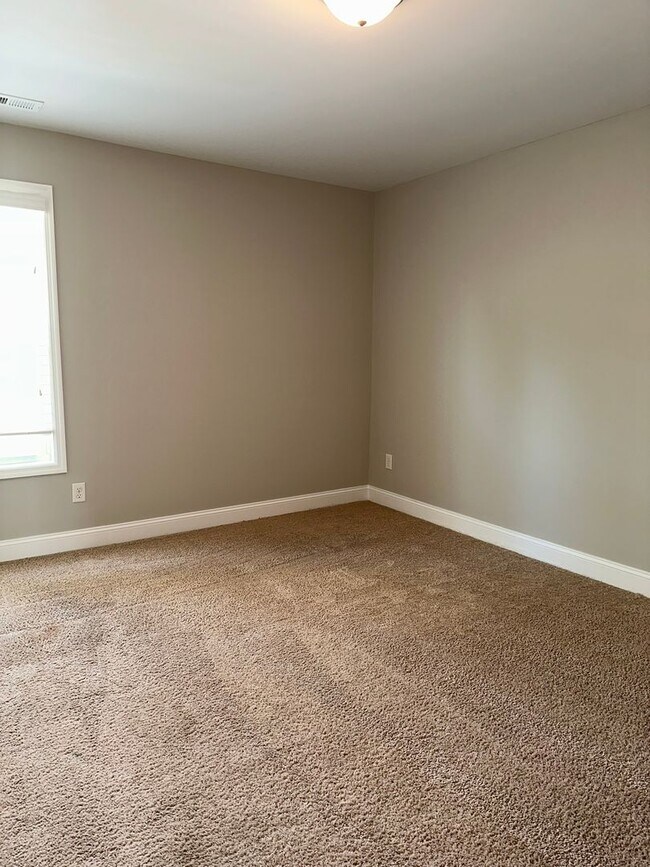 Building Photo - Large family home with fenced back yard in...