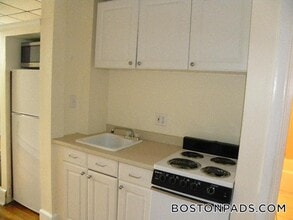Building Photo - 879 Beacon St