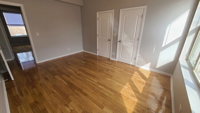 Building Photo - 1407 E 69th Pl