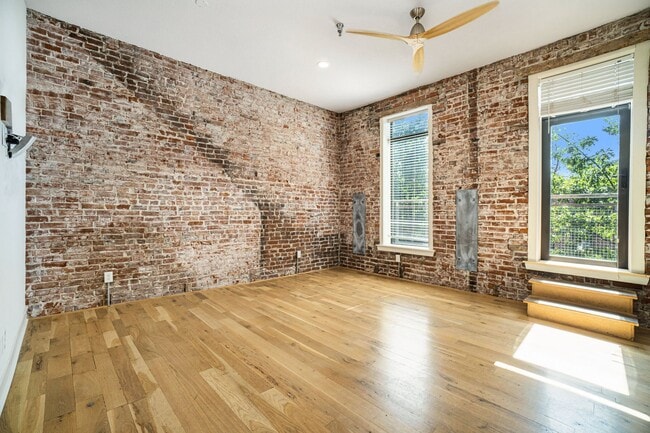 Building Photo - Modern 1 Bedroom, 1 Bath Apartment Home  Located In Historic Westport