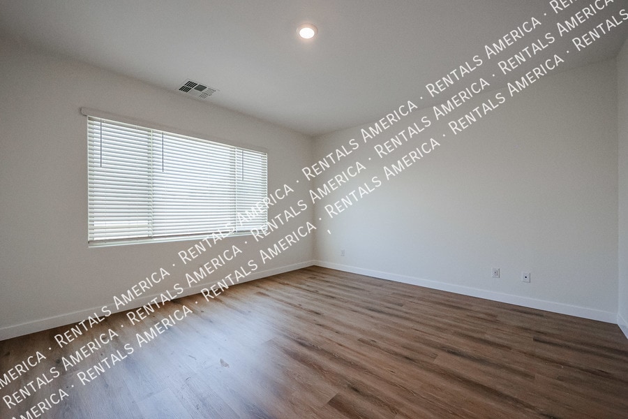 Building Photo - 9718 E Tahoe Ave