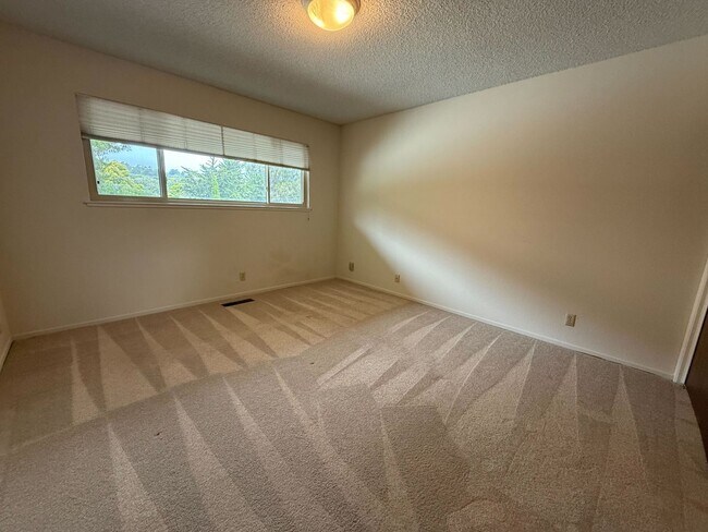 Building Photo - Fantastic 3 bedroom 2 bath Home in Montere...