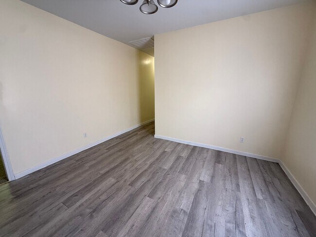 Building Photo - 5 Bedrooms, 2 Bathrooms - Home in East Rome!