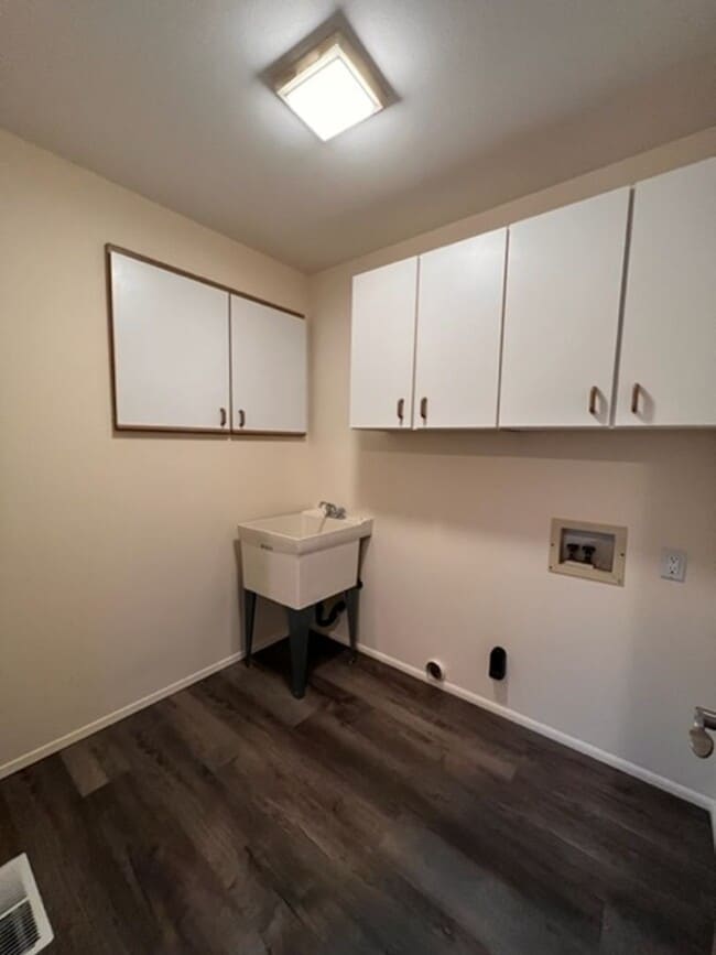 Building Photo - STUNNING VIEWS from this 3 bedroom, 2 bath home | Available end of February