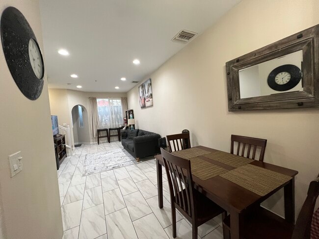 Building Photo - 1500 Pine Ave