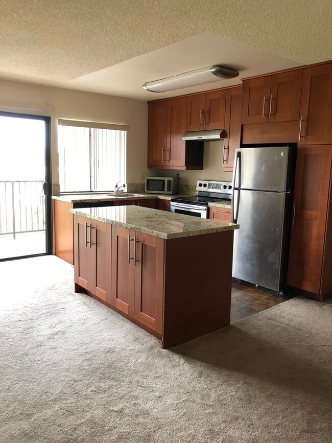 Building Photo - San Carlos 2/2 Upgraded Condo For Lease