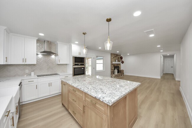 Building Photo - 26206 Maplewood Dr