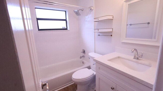 Building Photo - 700 N Perry Ave