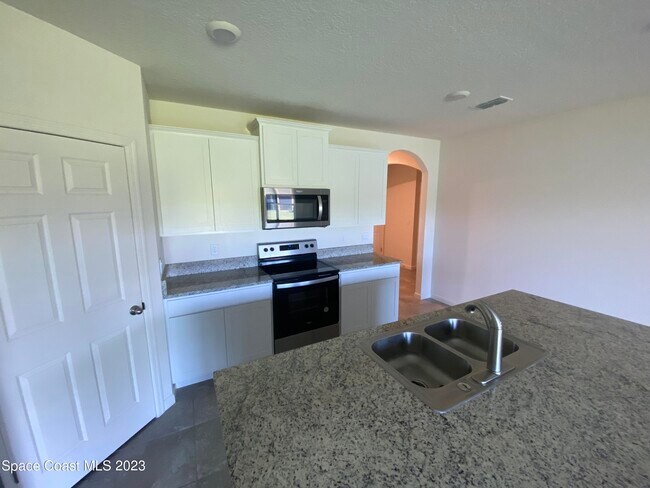 Building Photo - 510 Old Country SE Rd