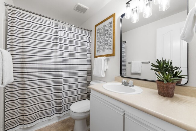 Building Photo - Private End-Unit Condo in Southeast Boise | Pool Access + Great Location