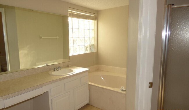 Building Photo - 1685 Aston Hall Ct