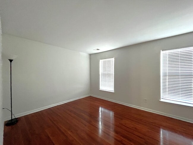 Building Photo - Great 2 Bedroom Townhome with Basement and Garage!