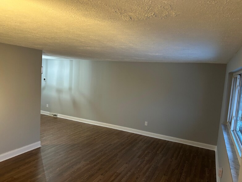 Building Photo - 907 Birchwood Dr