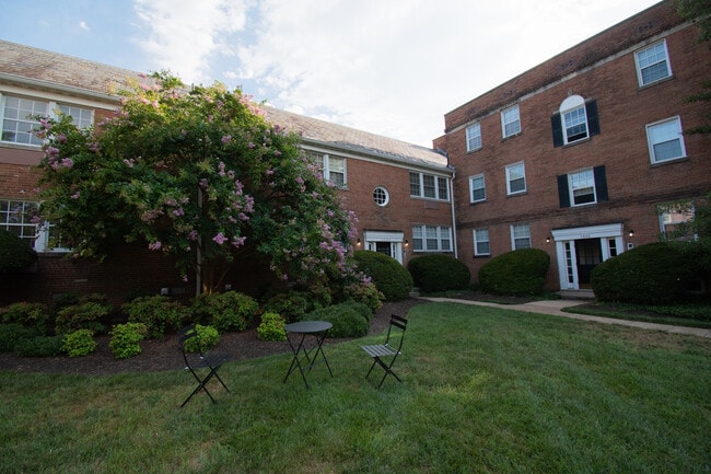 Building Photo - 1806 W Abingdon Dr