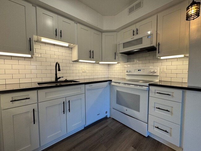 Building Photo - Bright and Cozy 1 Bed 1 Bath Condo In Beau...