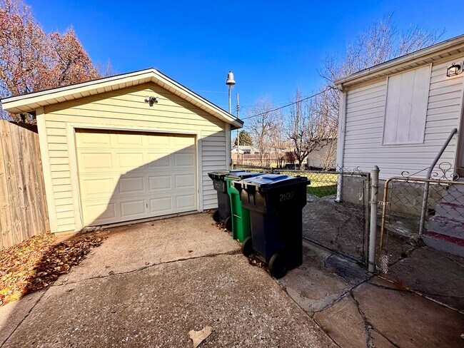 Building Photo - For Rent – Charming NW OKC Home with Solar Panels & Huge Backyard - Move in Deposit-Free (If Qual...