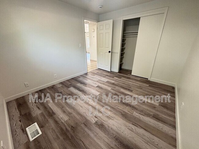 Building Photo - 2564 S 8th E