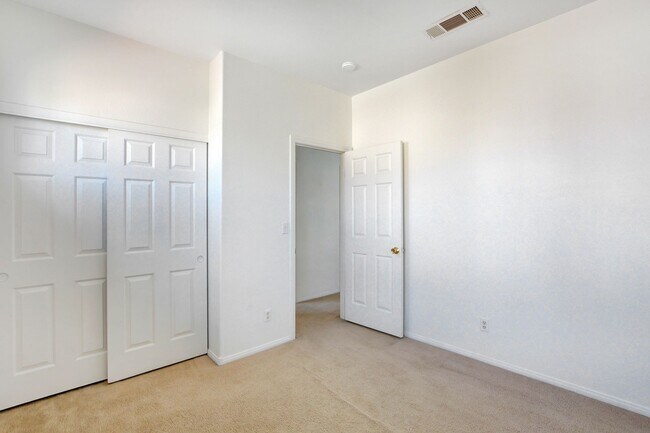 Building Photo - Beautiful 4-Bedroom Home in Gated Summerli...