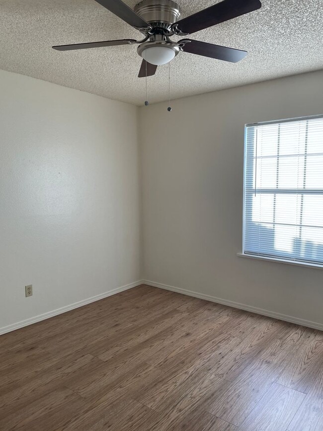 Building Photo - 2 Bed / 2 Bath Duplex with Garage & Private Yard – Great Location!