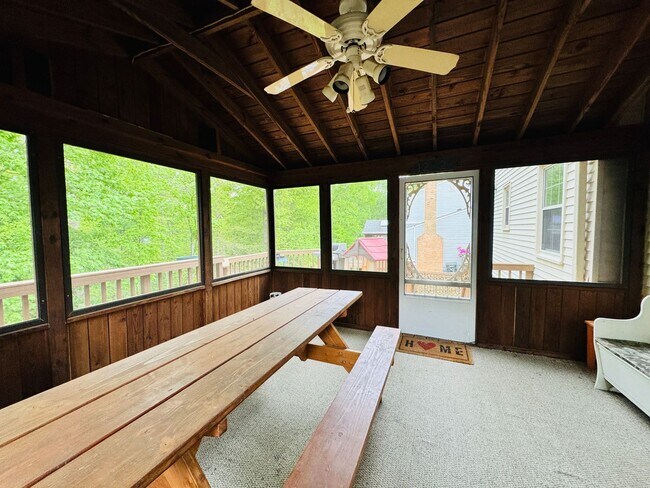 Building Photo - BEAUTIFUL AND PRIVATE LAKE RIDGE HOME