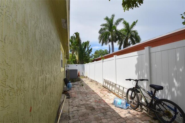 Building Photo - 5385 SW 8th Ct