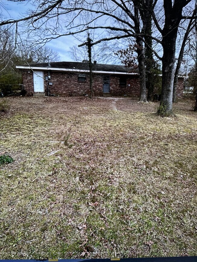 Building Photo - 3 Bedroom 1 1/2 Bath