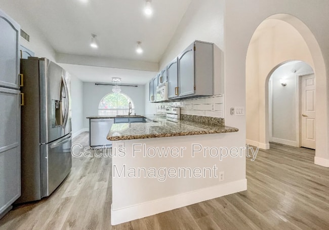 Building Photo - 691 W Fairview St