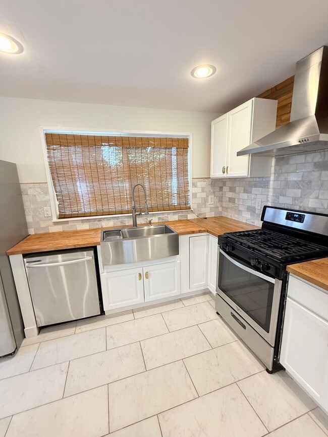 Building Photo - **** Application pending ****